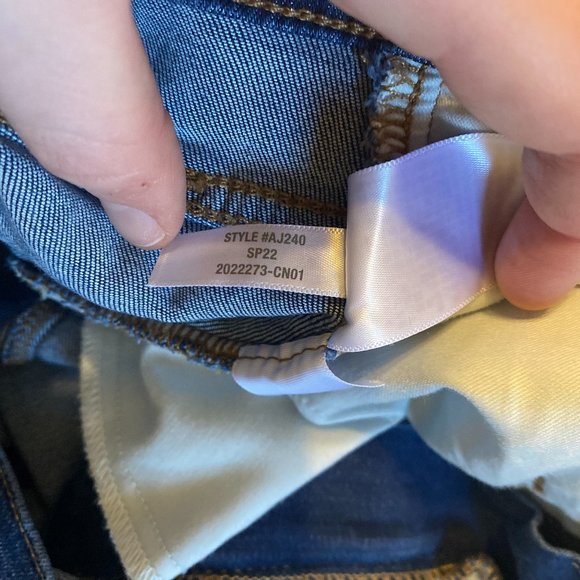 High-Rise Denim Shorts in Danny Wash: TENCEL™ Denim Edition - Picture 8 of 10